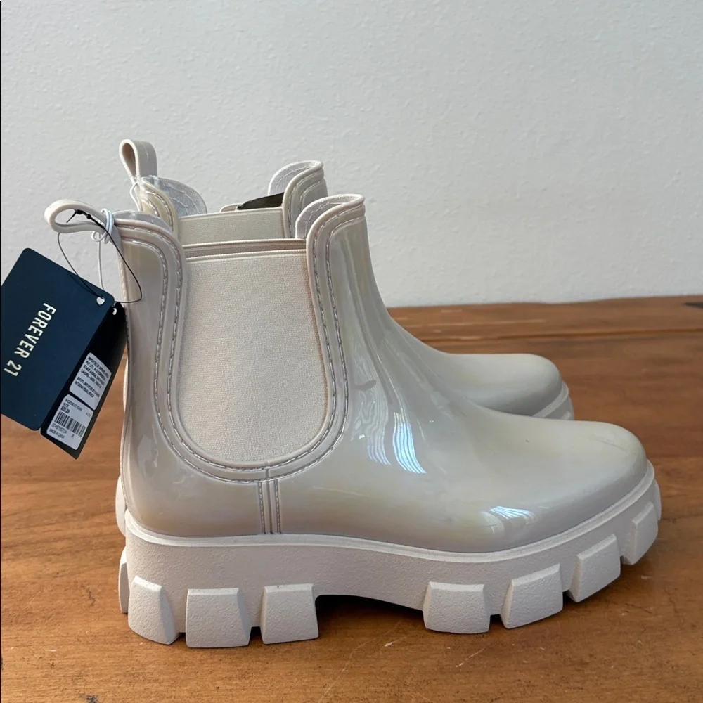 Forever 21 NWT Stylish Cream Chelsea Boots Size 9 - Picture 3 of 14